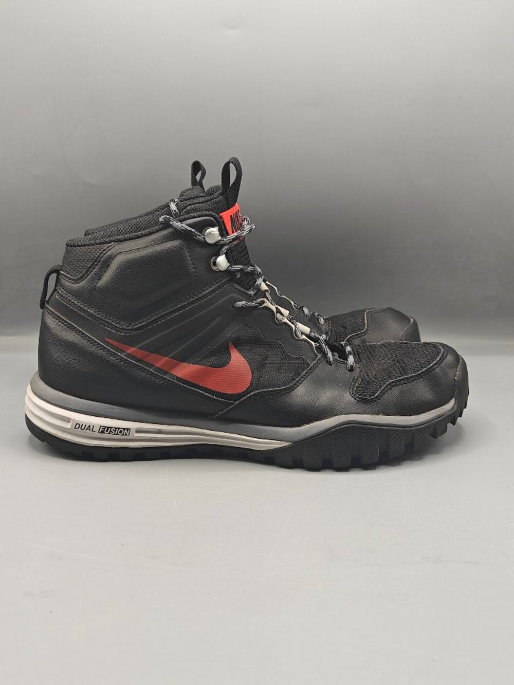 Nike Dual Fusion Hills Mid High-Top Men's 10 Black Red Swoosh Sneaker Hiking